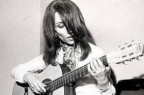 290px-Fairuz_playing_the_guitar